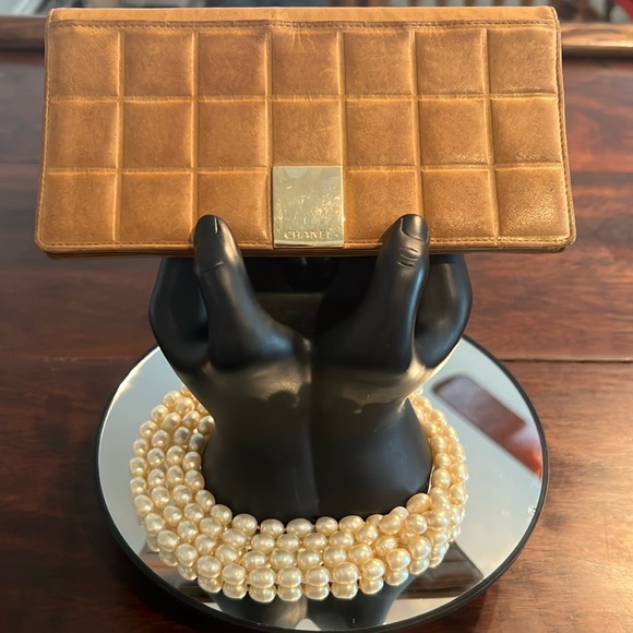 CHANEL Coco Chocolate Bar Caramel Lambskin Long Bi-Fold Wallet - Picture 3 of 14